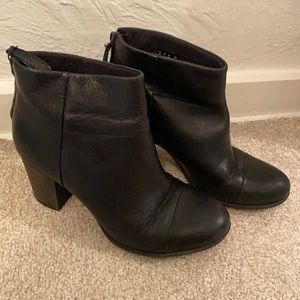 CLARKS women’s black leather ankle bootie